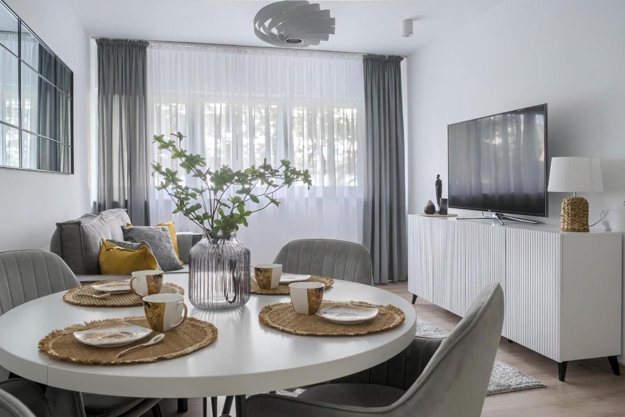 Corolla Apartments Solidarnosci 96 Варшава Екстер'єр фото