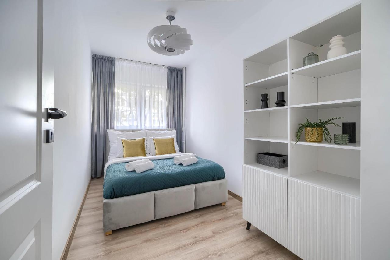 Corolla Apartments Solidarnosci 96 Варшава Екстер'єр фото